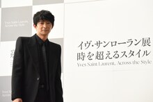「イヴ・サンローラン展 時を超えるスタイル」のオープニングイベントに出席した津田健次郎。