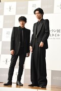 左から津田健次郎、idom。