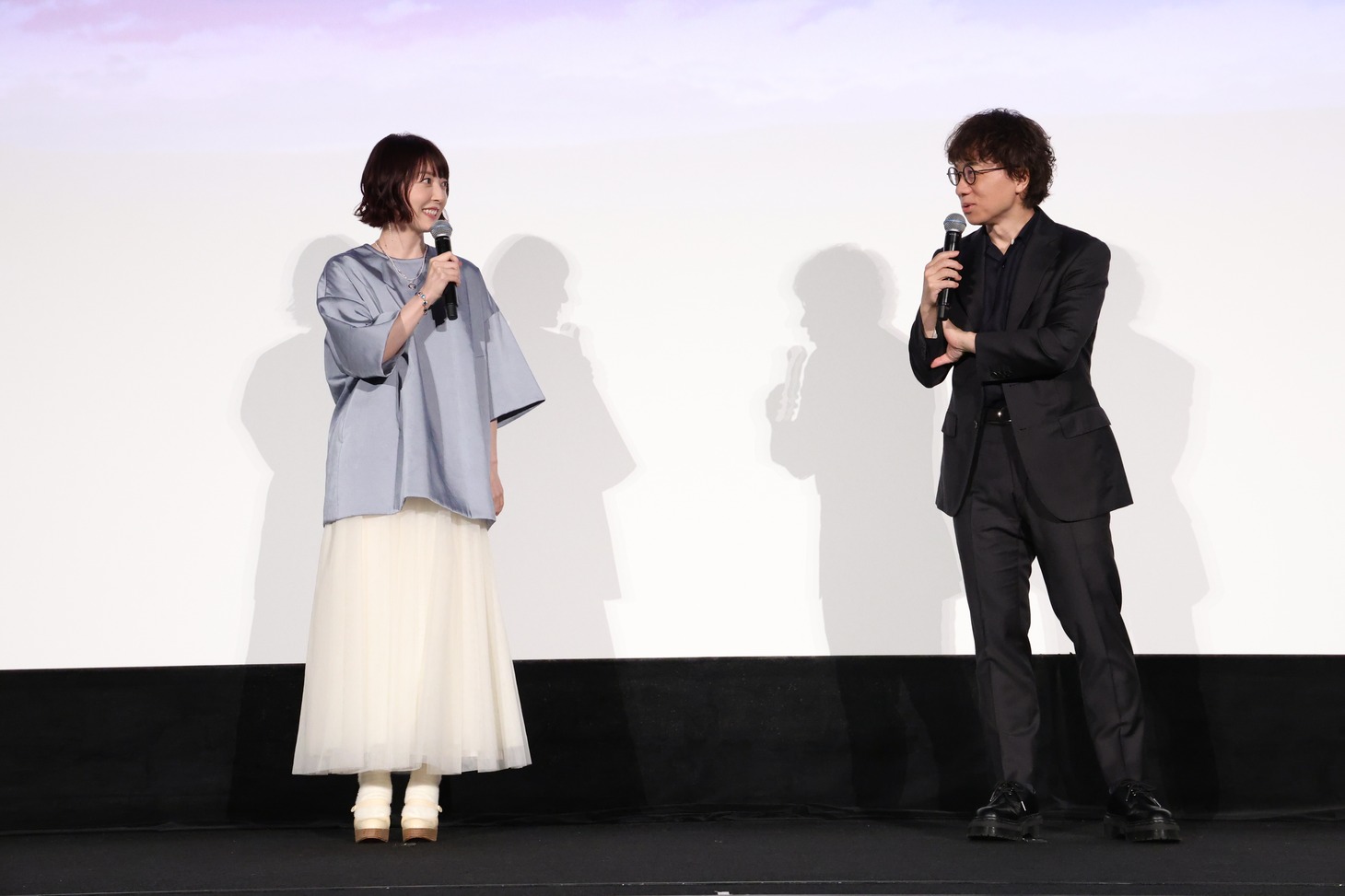 左から花澤香菜、新海誠監督。