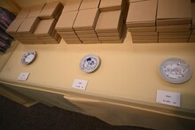 グッズの豆皿。 (c)椎名軽穂/集英社