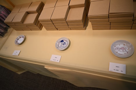 グッズの豆皿。 (c)椎名軽穂/集英社