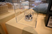 グッズのグラス。 (c)椎名軽穂/集英社