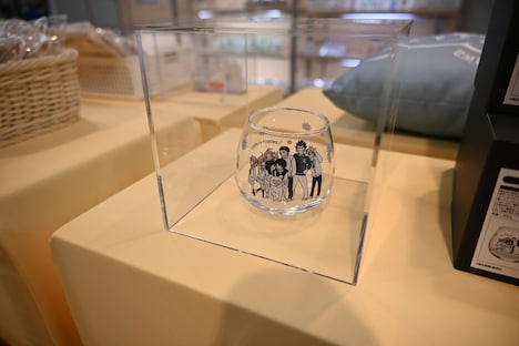 グッズのグラス。 (c)椎名軽穂/集英社