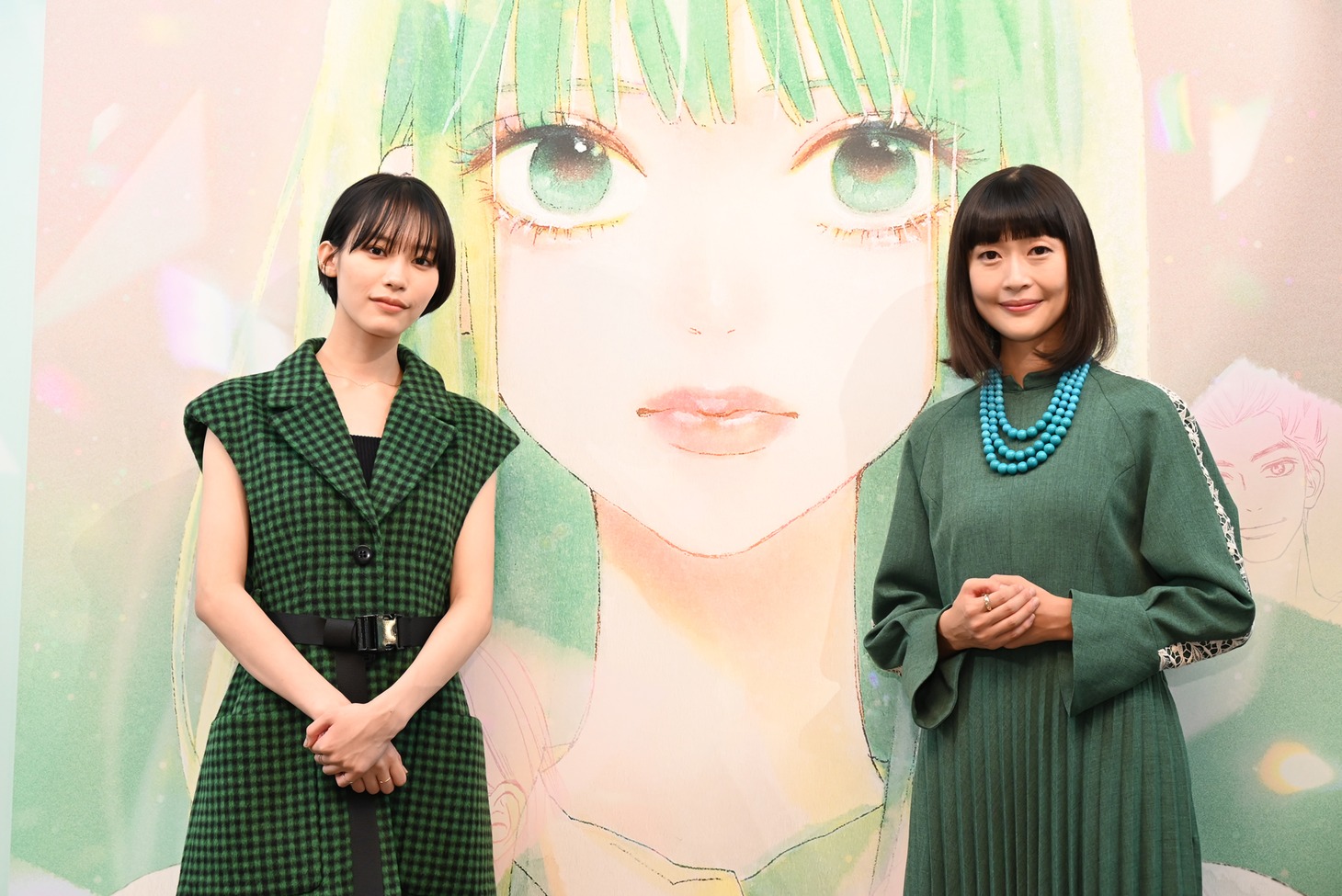 「君に届け展 “すき”のちから」のオープニングセレモニーに出席した南沙良（左）、能登麻美子（右）。 (c)椎名軽穂/集英社