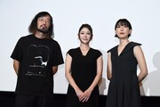 映画「アンダーカレント」の完成披露上映会より。左から今泉力哉監督、真木よう子、江口のりこ。