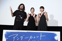 映画「アンダーカレント」の完成披露上映会より。左から今泉力哉監督、真木よう子、江口のりこ。