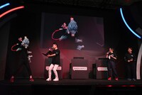 「僕のヒーローアカデミア ULTRA RUMBLE」のステージイベントに登場した死柄木弔。