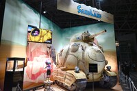 バンダイナムコエンターテインメントのブースに展示された「SAND LAND」のベルゼブブと戦車。