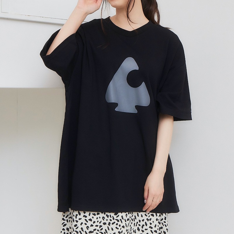 「ZERO STAR『名探偵コナン』VネックTシャツ ブラック / 安室透・スペードマーク」の着用例。