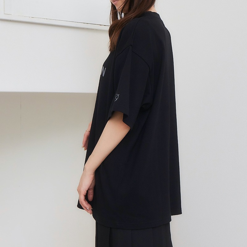 「ZERO STAR『名探偵コナン』Tシャツ ブラック / 安室透・バーボン」の着用例。