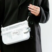 「ZERO STAR『名探偵コナン』/ アクリルキーホルダー付サコッシュ / 安室透・降谷零・バーボン」の着用例。