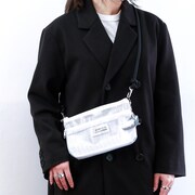 「ZERO STAR『名探偵コナン』/ アクリルキーホルダー付サコッシュ / 安室透・降谷零・バーボン」の着用例。