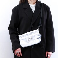 「ZERO STAR『名探偵コナン』/ アクリルキーホルダー付サコッシュ / 安室透・降谷零・バーボン」の着用例。