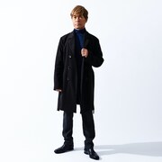 ライナー付きコートを着用した古谷徹。