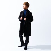 ライナー付きコートを着用した古谷徹。