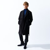 ライナー付きコートを着用した古谷徹。