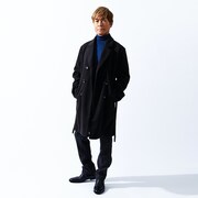 ライナー付きコートを着用した古谷徹。