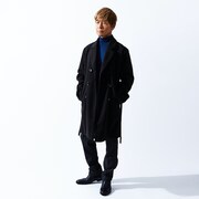 ライナー付きコートを着用した古谷徹。