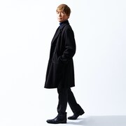 ライナー付きコートを着用した古谷徹。