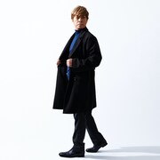 ライナー付きコートを着用した古谷徹。