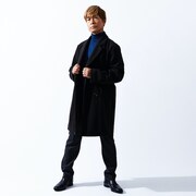 ライナー付きコートを着用した古谷徹。