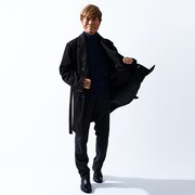 ライナー付きコートを着用した古谷徹。