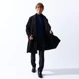 ライナー付きコートを着用した古谷徹。
