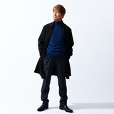 ライナー付きコートを着用した古谷徹。