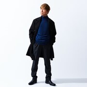 ライナー付きコートを着用した古谷徹。