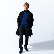 ライナー付きコートを着用した古谷徹。