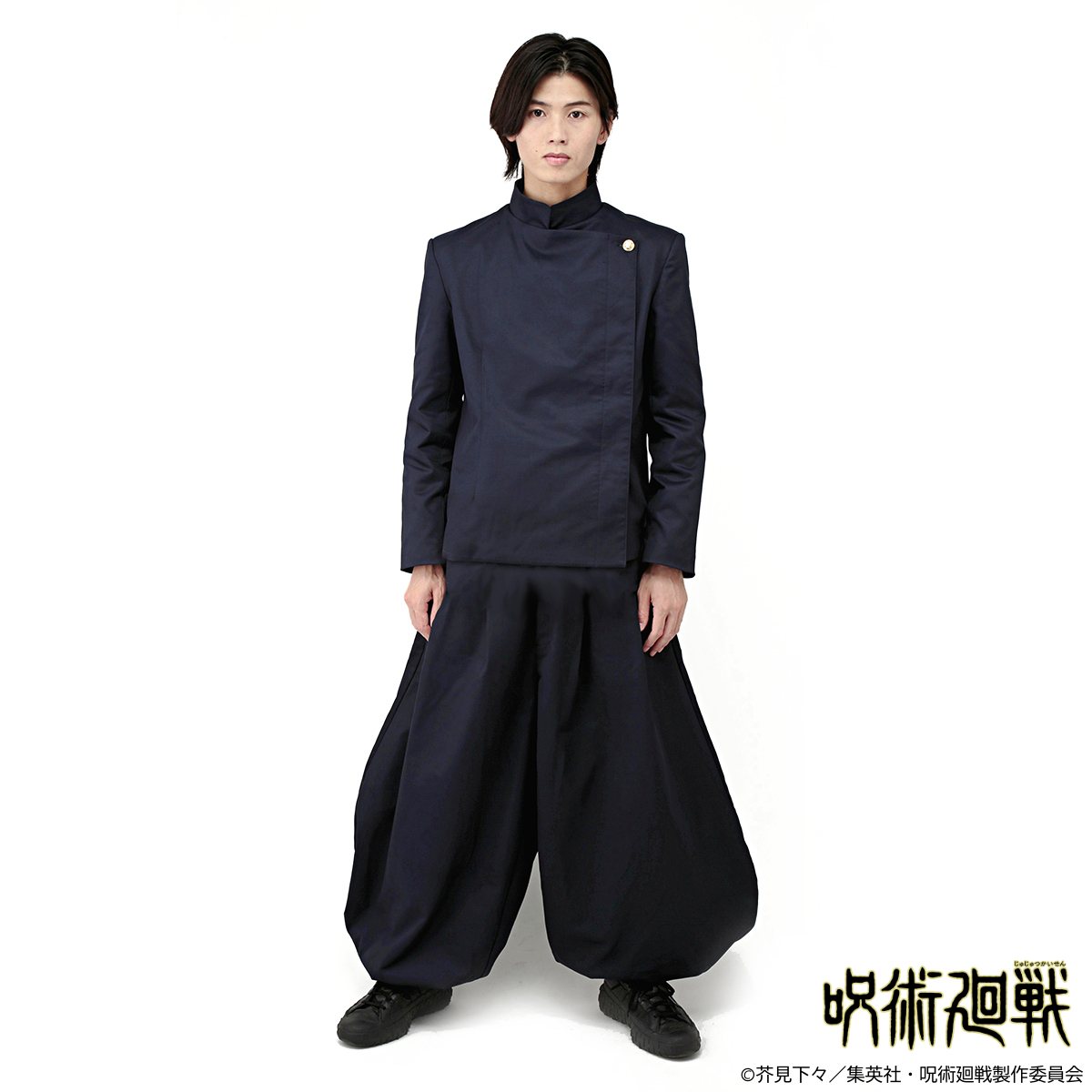 「『呪術廻戦』東京都立呪術高等専門学校 制服（上着）五条悟・夏油傑ver.」、「『呪術廻戦』東京都立呪術高等専門学校 制服（ズボン）夏油傑ver.」の着用例。