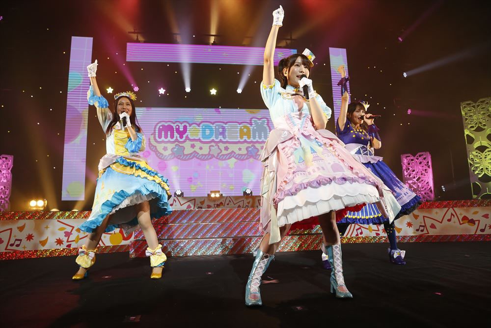 MY☆DREAM。左から虹色にの役の大地葉、夢川ゆい役の伊達朱里紗、幸多みちる役の山田唯菜。