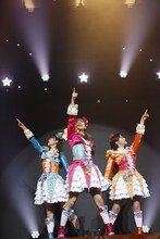 SoLaMi♡SMILE。左から南みれぃ役の芹澤優、真中らぁら役の茜屋日海夏、北条そふぃ役の久保田未夢。