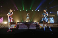 DressingPafé。左からレオナ・ウェスト役の若井友希、東堂シオン役の山北早紀、ドロシー・ウェスト役の澁谷梓希。