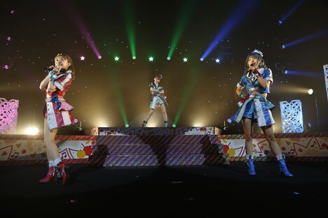 DressingPafé。左からレオナ・ウェスト役の若井友希、東堂シオン役の山北早紀、ドロシー・ウェスト役の澁谷梓希。