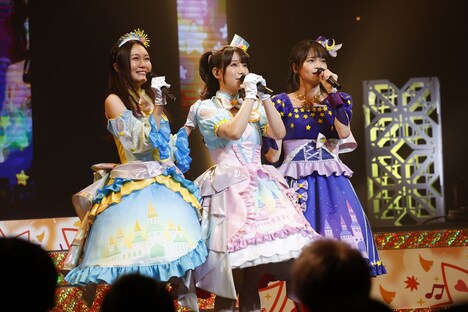 MY☆DREAM。左から虹色にの役の大地葉、夢川ゆい役の伊達朱里紗、幸多みちる役の山田唯菜。