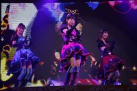 Gaarmageddon。左から白玉みかん役の渡部優衣、黒須あろま役の牧野由依、ガァルル役の真田アサミ。