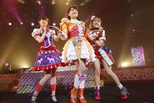 プリパラナース。左から緑風ふわり役の佐藤あずさ、北条そふぃ役の久保田未夢、レオナ・ウェスト役の若井友希。