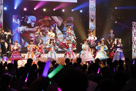 「Crew-Sing! Friend-Ship♡」を披露する場面。