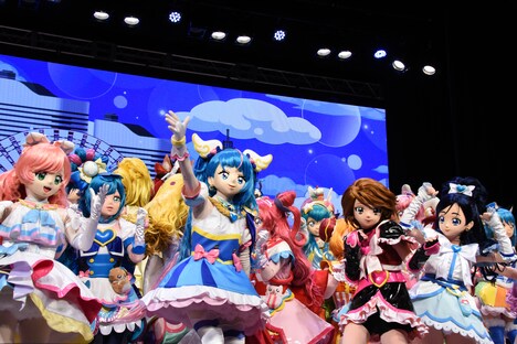 ステージに勢揃いした全プリキュア。