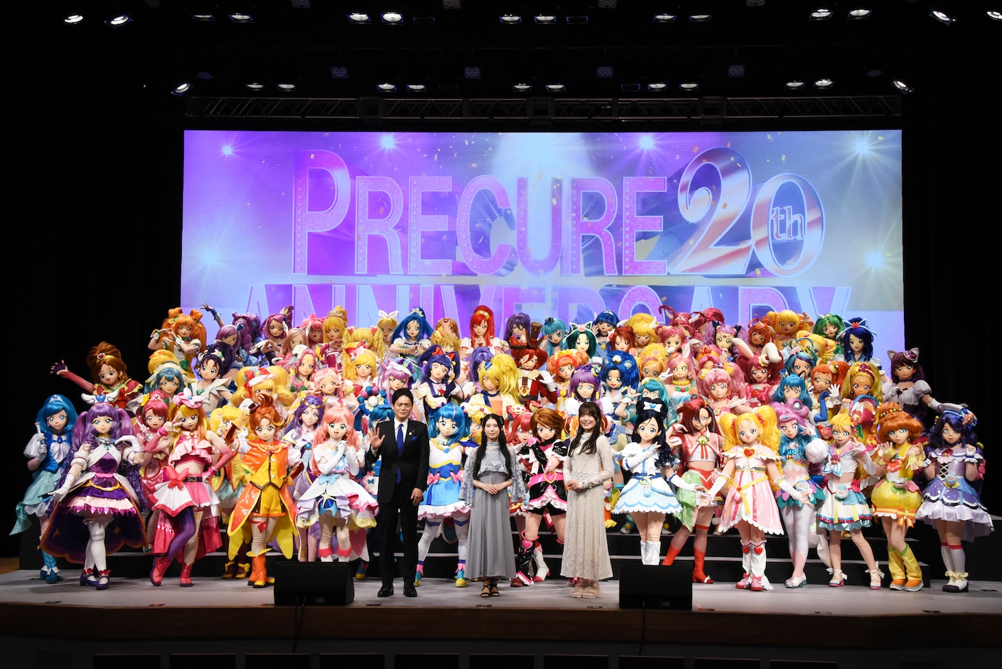 「全プリキュアパレード2023」のフィナーレステージ後。前列左から横浜市長の山中竹春氏、関根明良、加隈亜衣。その後ろはパレードに登場した全プリキュア。