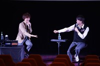 じゃんけんで先攻後攻を決める鵜澤正太郎と土田玲央。