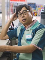 おいでやす小田扮するコンビニ店長。(c)「ワンルームエンジェル」製作委員会・MBS