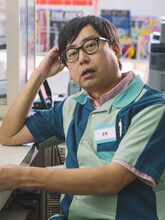 おいでやす小田扮するコンビニ店長。(c)「ワンルームエンジェル」製作委員会・MBS