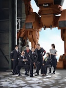 TVアニメ「ブルバスター」のキャストによる実写ビジュアル。