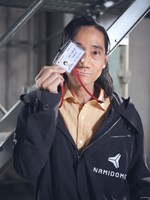 田島鋼二役の三木眞一郎による実写ビジュアル。