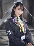 白金みゆき役の高田憂希による実写ビジュアル。