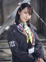 白金みゆき役の高田憂希による実写ビジュアル。