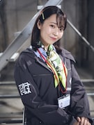 白金みゆき役の高田憂希による実写ビジュアル。