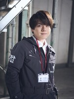 鉛修一役の内田雄馬による実写ビジュアル。